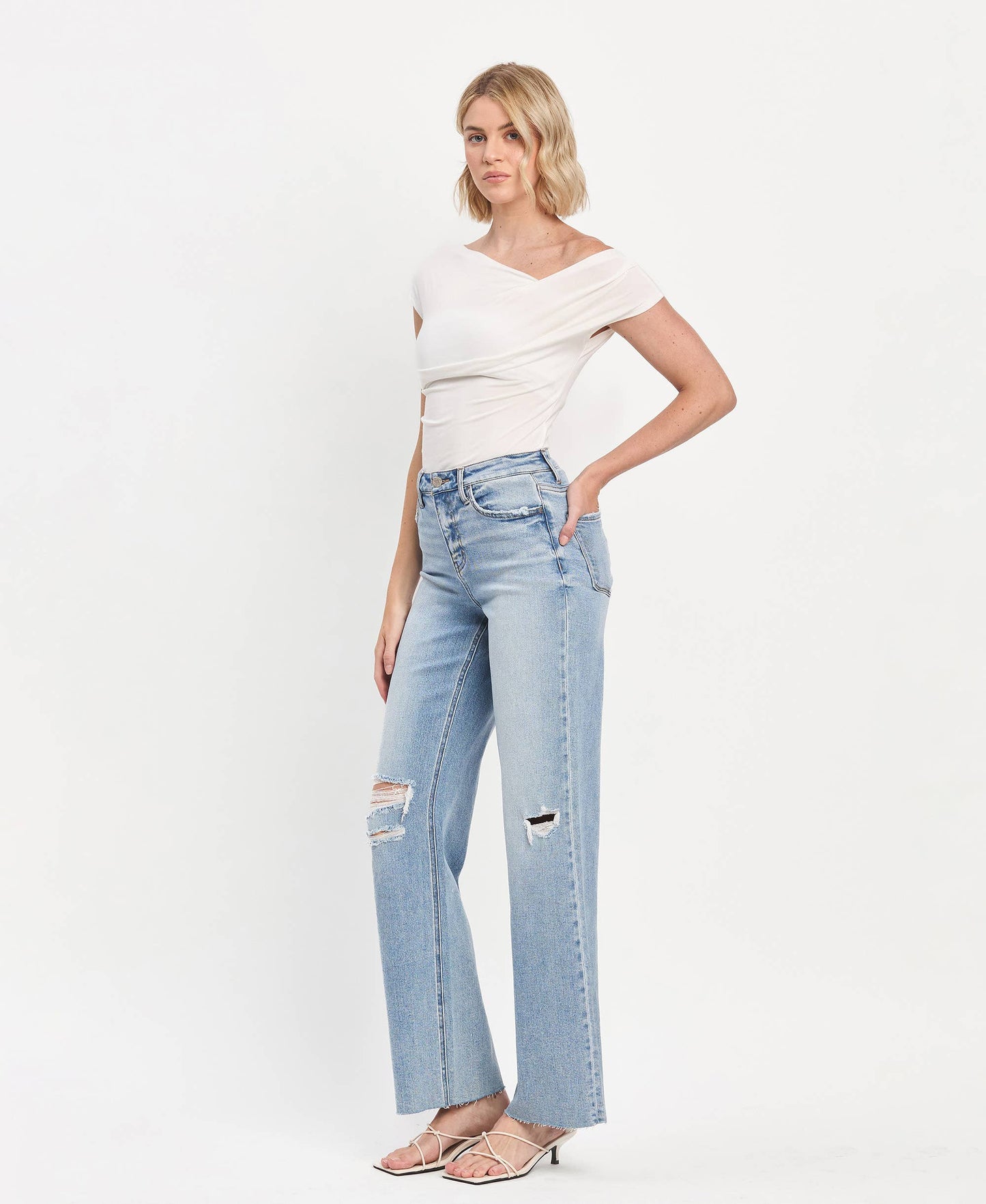 HIGH RISE CLEAN CUT RAW HEM WIDE LEG JEANS T6597: REFULGENT / 27