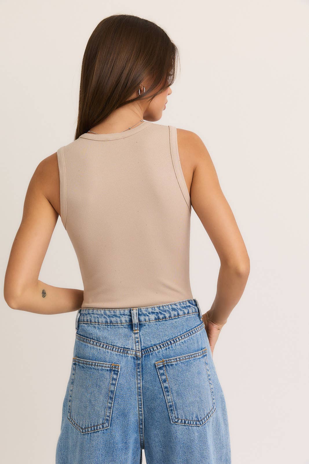 ROUND NECK SLEEVELESS BODYSUIT: LT PINK / M